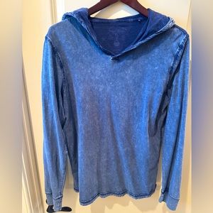 LUCKY BRAND Men’s Small premium T-Shirt Hoodie, distressed blue, fashion details